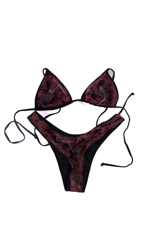 Maillot de bain deux pièces Persephone noir et rouge avec détails strass, chaines et bijoux 
