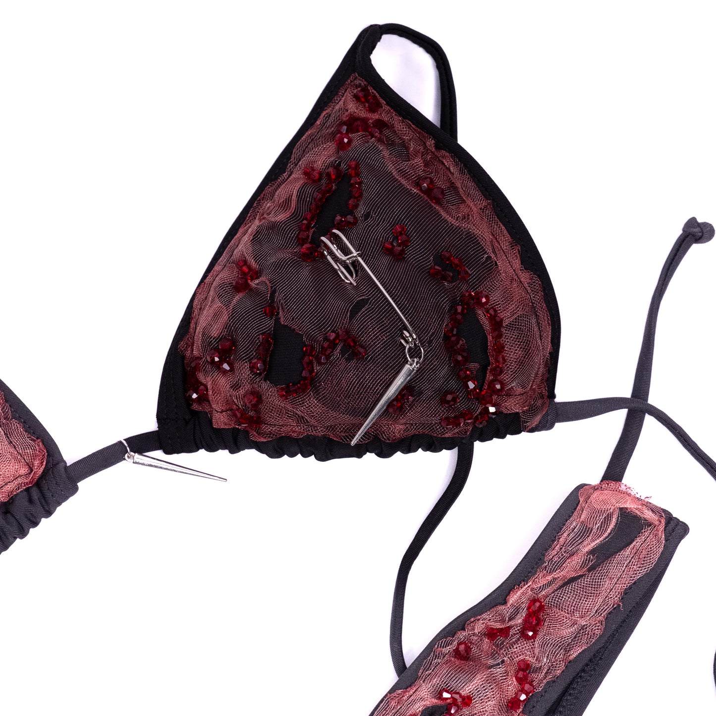 Haut de bikini Persephone noir et rouge avec motif effet déchiré, strass rouge et détail de bijoux 