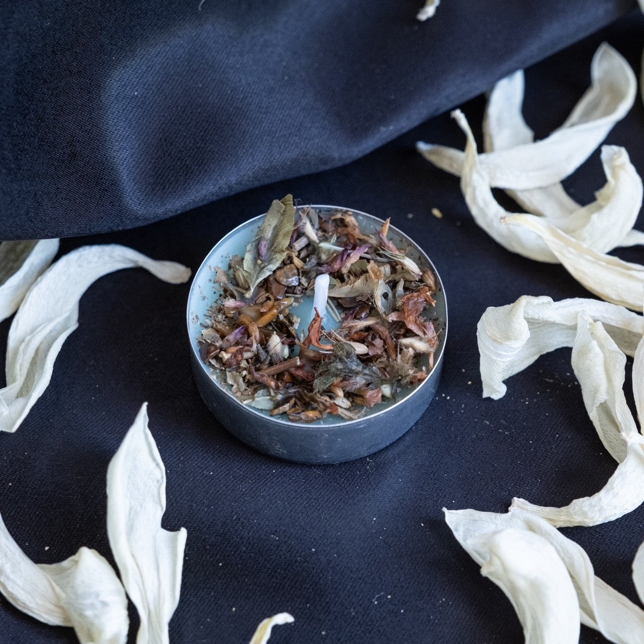 Bougie artisanale fleurie de la Box Litha YourCult, conçue pour accompagner les rituels de lumière et d'abondance du Solstice d'été.