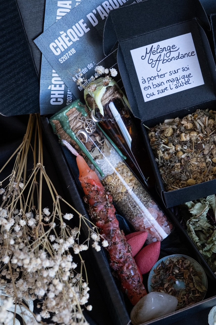 Découvrez la Box Litha YourCult, un coffret ésotérique inspiré du Solstice d'été réunissant rituels, plantes sacrées, bougie et créations artisanales.