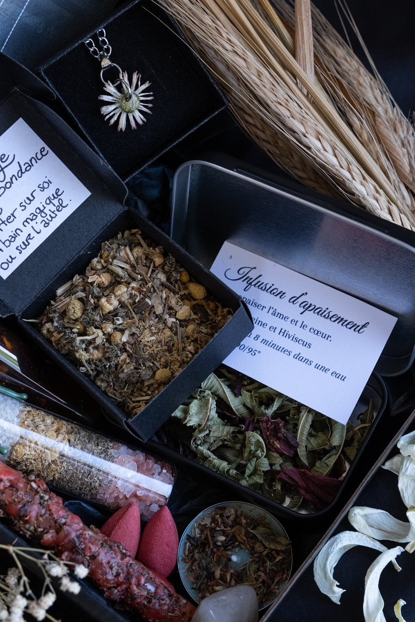 Infusion d'apaisement à la verveine et à l'hibiscus de la Box Litha YourCult, conçue pour accompagner les rituels du Solstice d'été.
