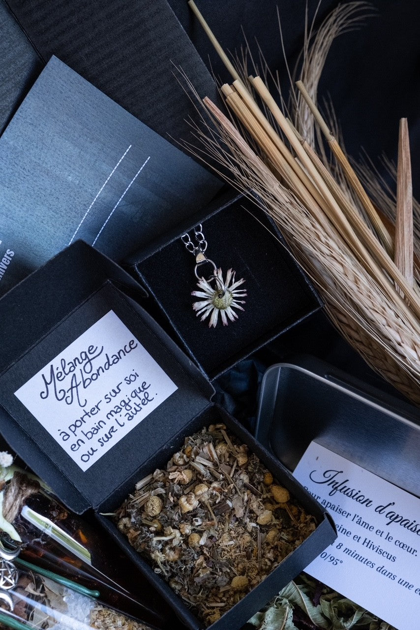 La Box Litha YourCult associe infusion d'apaisement, herbes sacrées et rituels d'été dans un coffret inspiré du Solstice d'été.