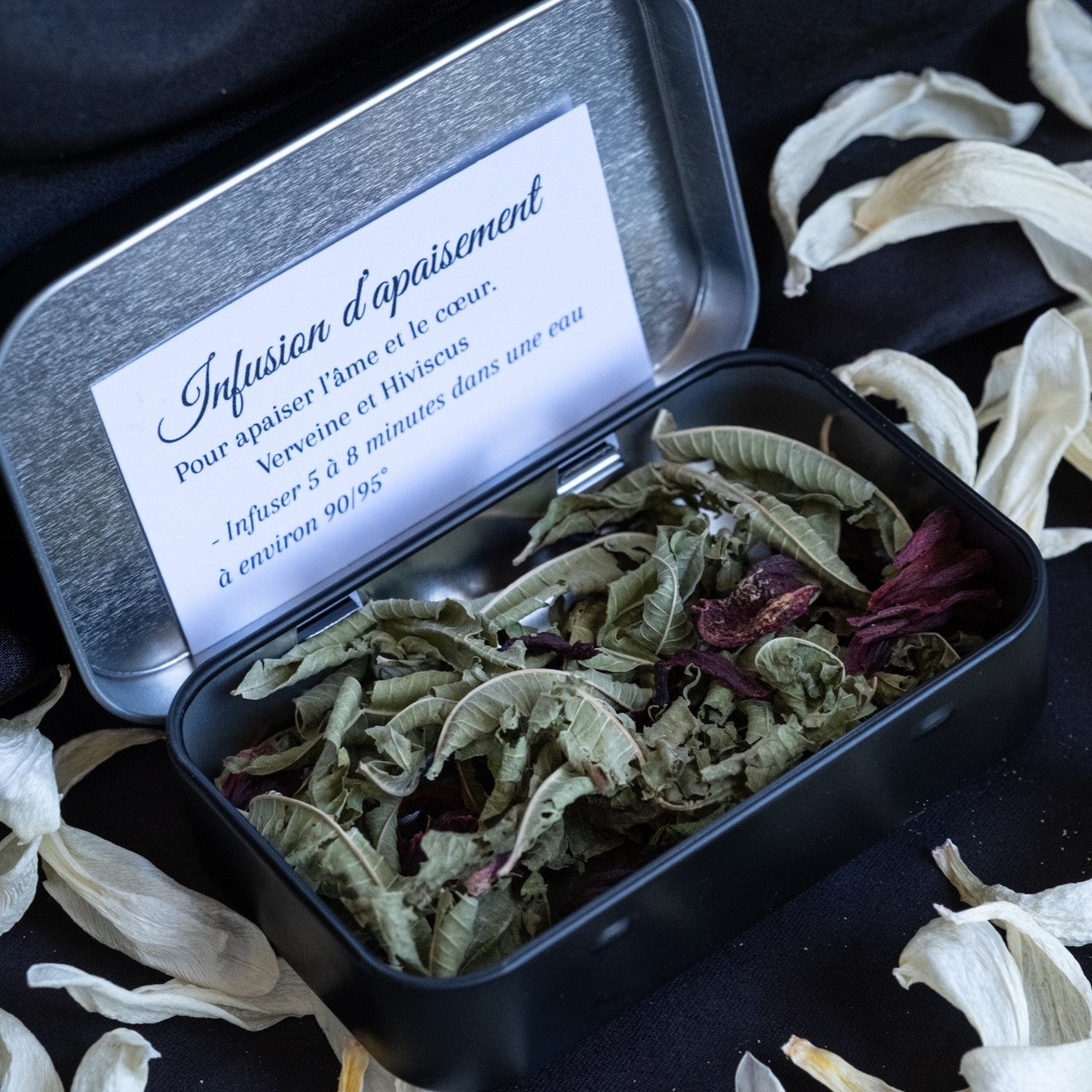La Box Litha YourCult associe infusion d'apaisement, herbes sacrées et rituels d'été dans un coffret inspiré du Solstice d'été.