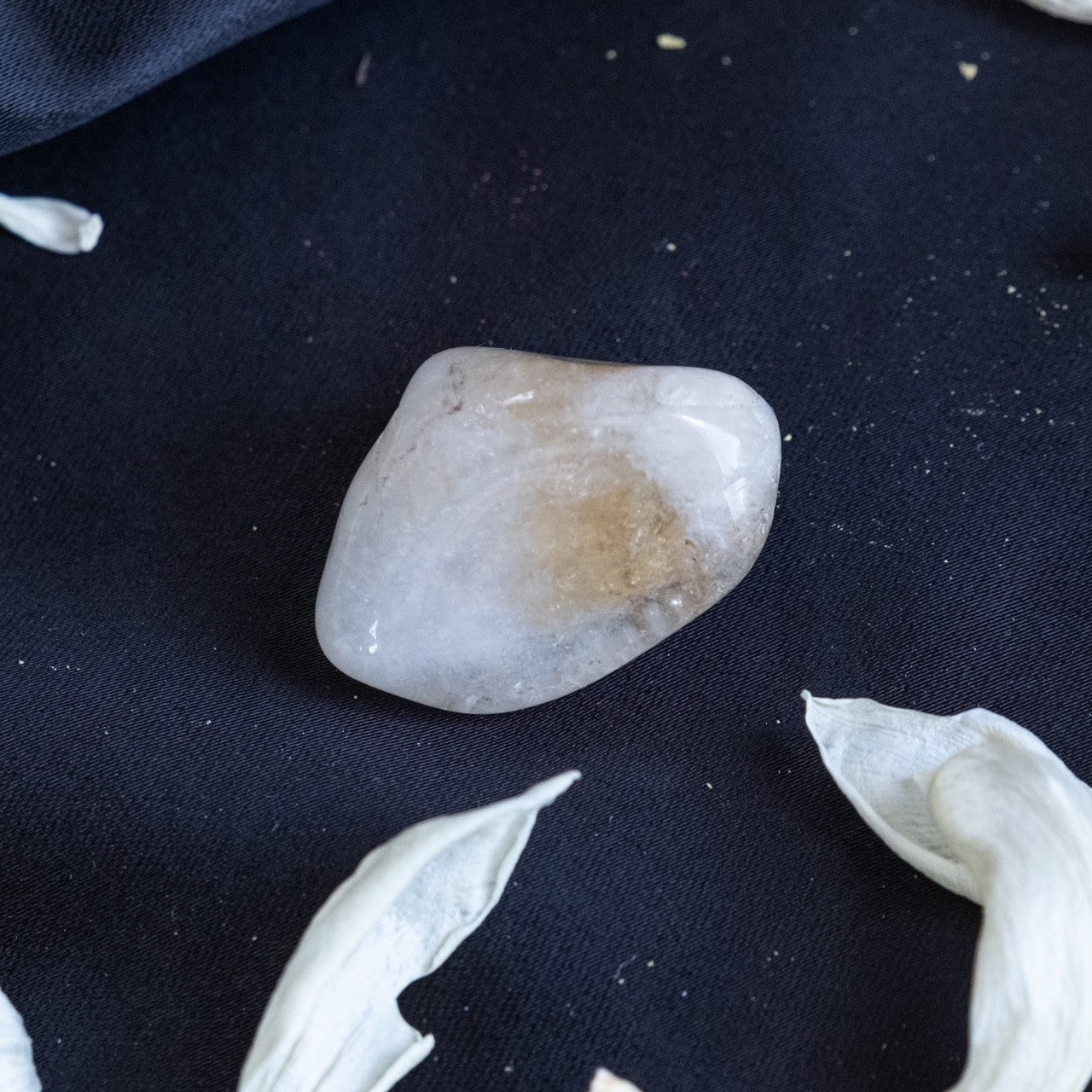 Pierre naturelle polie incluse dans la Box Litha YourCult, sélectionnée pour accompagner les rituels et célébrations du Solstice d'été.